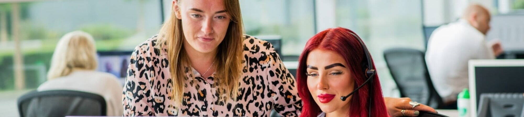 contact centre team leader talking to agent